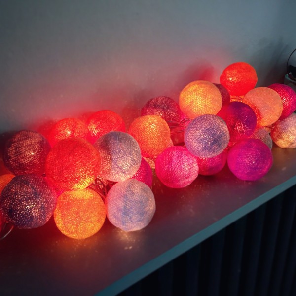 Caractéristiques techniques : Guirlande lumineuse 20 boules Matière : boule  en coton Dimensi…