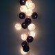 Petite guirlande de boules lumineuses noires et blanches