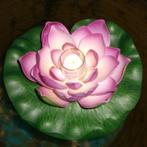 Fleur de n&eacute;nuphar artificielle flottante et bougie